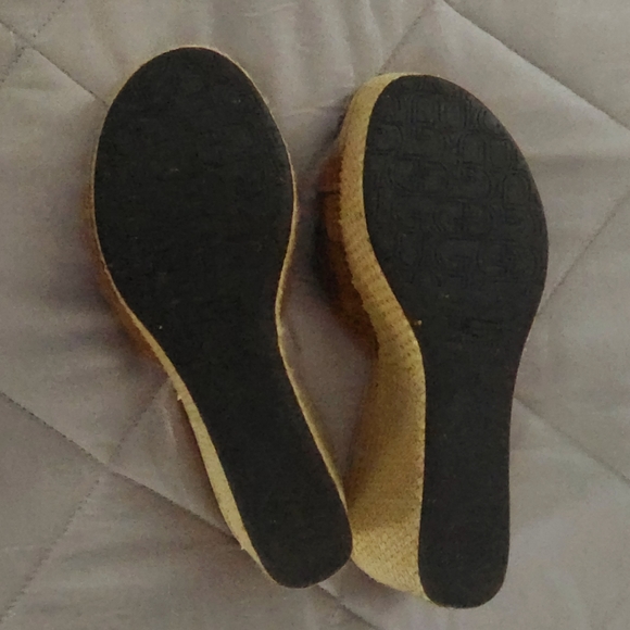 UGG slides Sz 8 - Picture 4 of 6